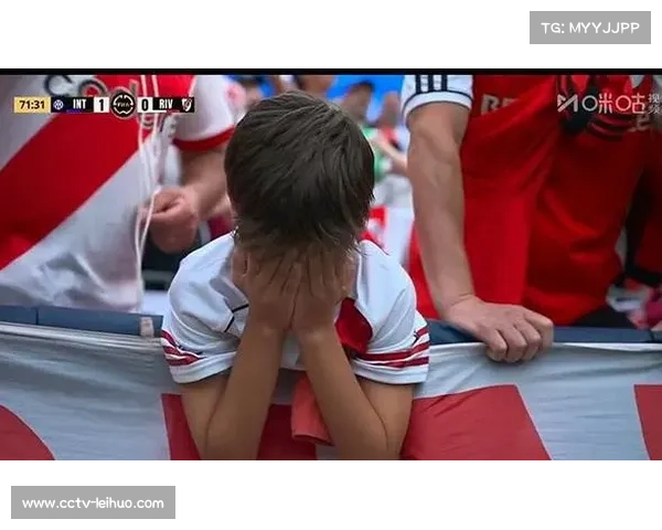 成都蓉城无缘冠军，看台小球迷伤心落泪镜头令人动容