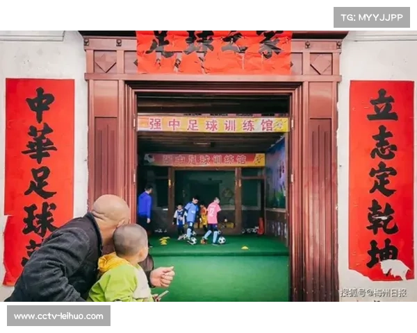 田野尽头牛角瓜树下的童年足球赛：书包当球门，路人驻足观战